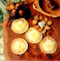 Raviolis de Reineta, rellenos de yogur de Coladilla y boletus edulis joven confitado en aceite de ajos asados