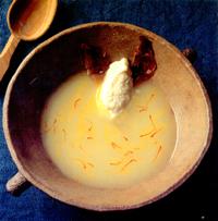 Sopa freda de Reineta del Bierzo al safrà, amb bacallà i cruixent de cecina de León